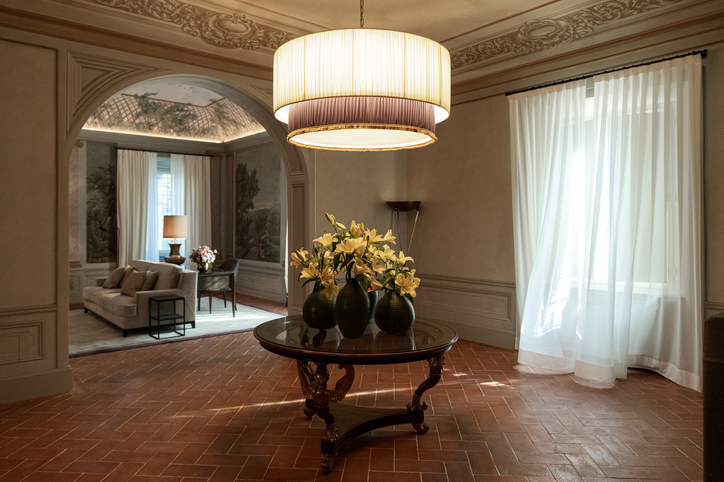 Ingresso con chandelier e pavimento in cotto – villa storica agriturismo